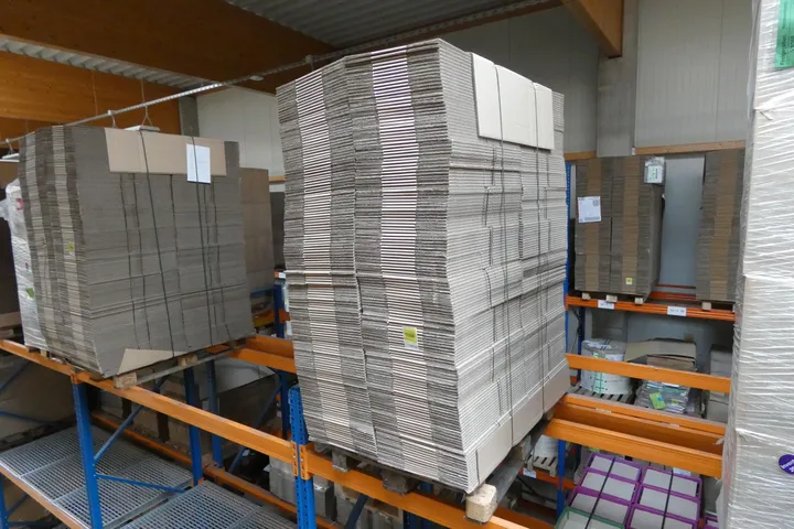 Konvolut Wellpapp-Faltkisten, FEFCO 0201, BC braun, Kraftliner 380x285x165mm Umfang: Palette mit Inhalt